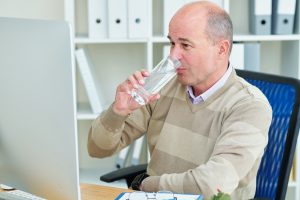 Jak wybrać najlepszego dostawcę wody do biura