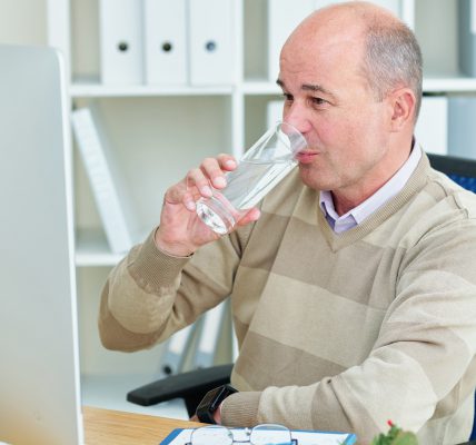 Jak wybrać najlepszego dostawcę wody do biura